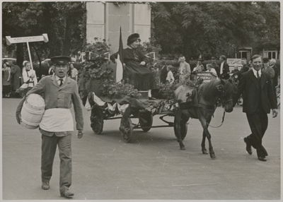 879331 Afbeelding van twee figuren uit de groep 'Verdwenen Utrechtsche Typen', deelnemers aan de feestelijke optocht, ...